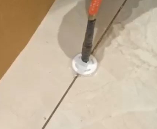 曲水瓷砖空鼓维修公司专业解答瓷砖在铺贴过程中，如果没有涂抹均匀到位的粘结材料（如水泥砂浆或瓷砖胶），可能会导致以下问题